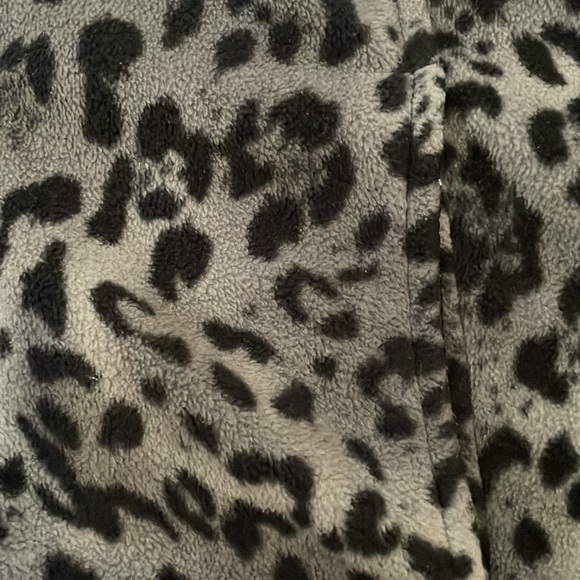 Black and gray vest - Picture 2 of 3